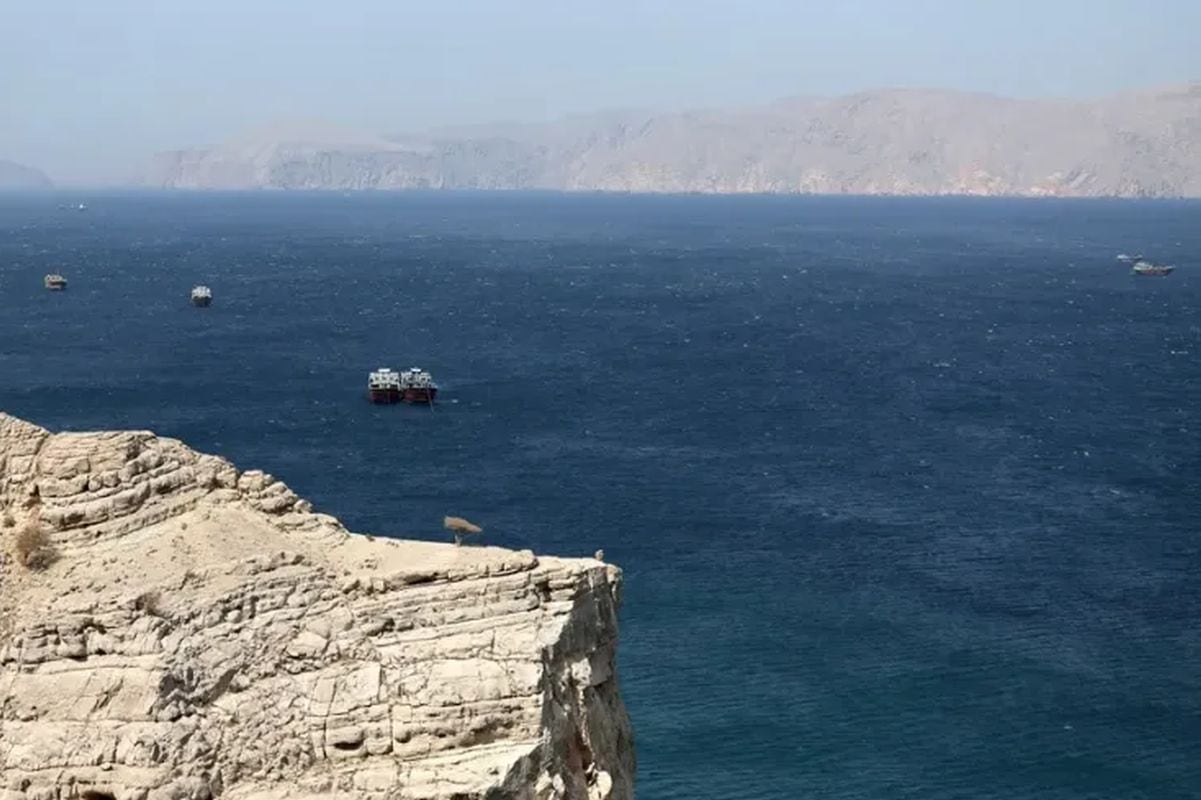 Fotografía de archivo de un grupo de barcos transitando por el estrecho de Ormuz. Foto: EFE/ Ali Haider