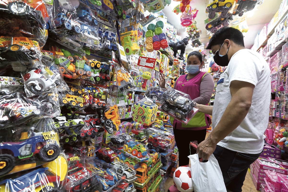 Se trata del primer grupo de comerciantes que fueron empadronados tras ser retirados de Mesa Redonda y el Mercado Central.
FOTOS: ALESSANDRO CURRARINO/EL COMERCIO