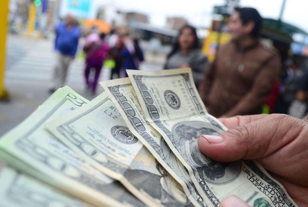 El dólar acumula una caída cercana al 10% en el año. Un análisis sobre las razones detrás del movimiento. Foto: Andina.