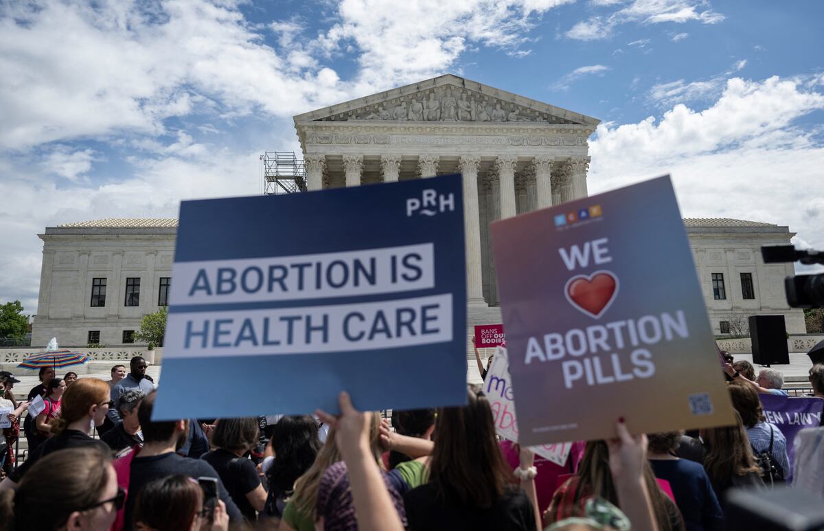 En esta foto de archivo tomada el 15 de abril de 2023, manifestantes se manifiestan en apoyo del derecho al aborto en la Corte Suprema de EE. UU. en Washington, DC. - El 21 de abril de 2023, la Corte Suprema de EE. UU. preservó temporalmente el amplio acceso a una píldora abortiva de uso generalizado y congeló las restricciones impuestas al medicamento por un tribunal de apelaciones. (Foto: ANDREW CABALLERO-REYNOLDS / AFP)