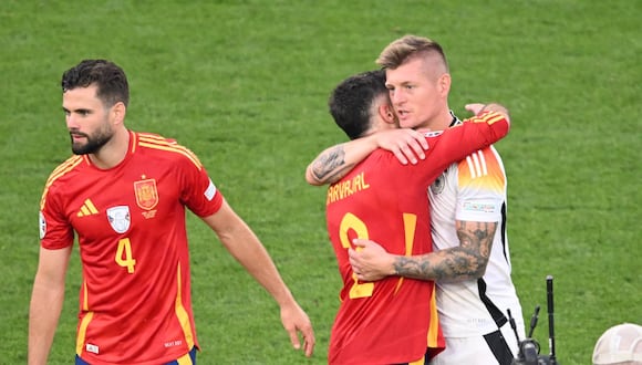 Jugadores de España abrazan a Toni Kroos, quien pasa al retiro definitivo en el fútbol. (Foto: Kirill KUDRYAVTSEV / AFP)