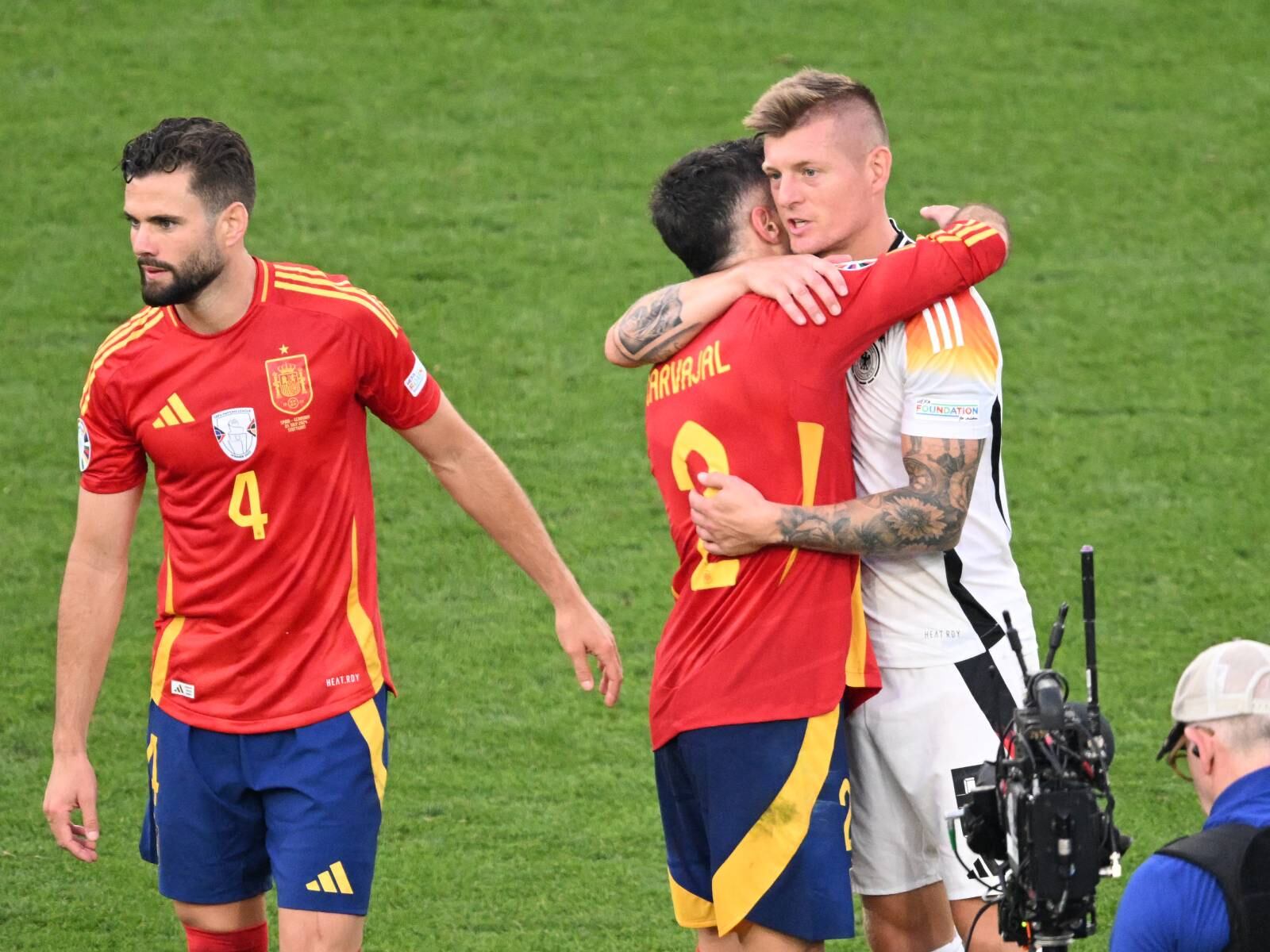 Jugadores de España abrazan a Toni Kroos, quien pasa al retiro definitivo en el fútbol. (Foto: Kirill KUDRYAVTSEV / AFP)