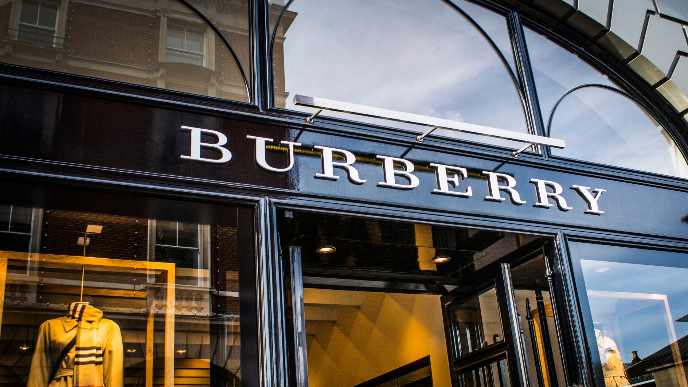 Burberry empieza a mostrar buenos resultados tras una nueva estrategia. Sus últimas campañas evocan al orgullo británico y revalorizan sus clásicos más celebrados. (Foto: Shutterstock)