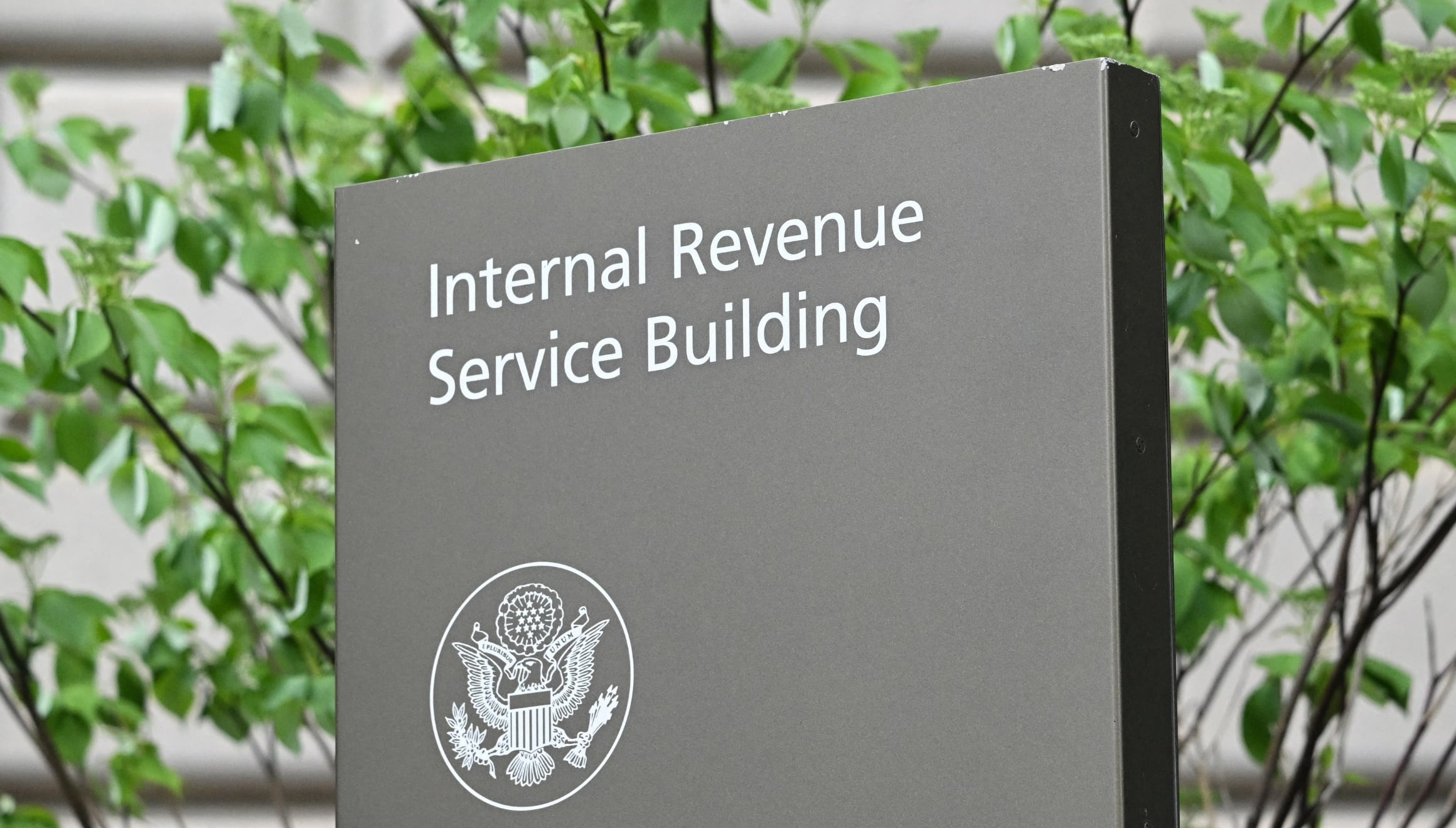 Hay maneras de evitar que el IRS bloquee tus cuentas bancarias (Foto: AFP)