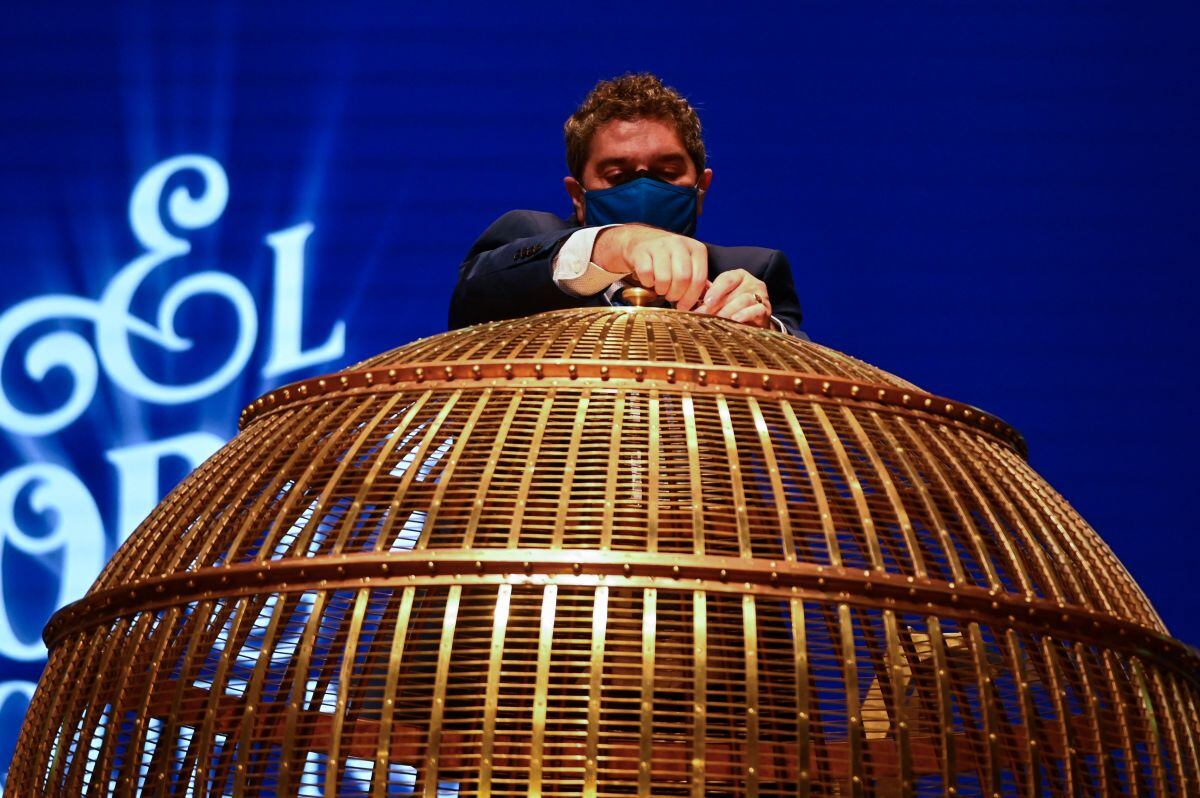 Un funcionario comprueba el tambor giratorio durante el sorteo de la lotería de Navidad de España "El Gordo" en el Teatro Real de Madrid el 22 de diciembre de 2021 (Foto: Oscar del Pozo / AFP)