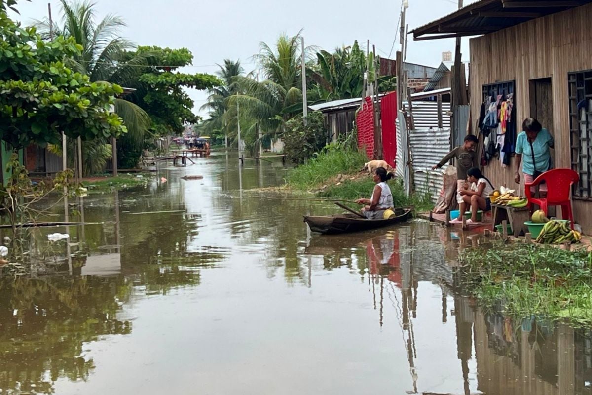 Senamhi exhortó a la población y a las autoridades locales a mantenerse en permanente vigilancia, evitar actividades cercanas al río, no cruzar zonas inundadas. Foto: Andina.