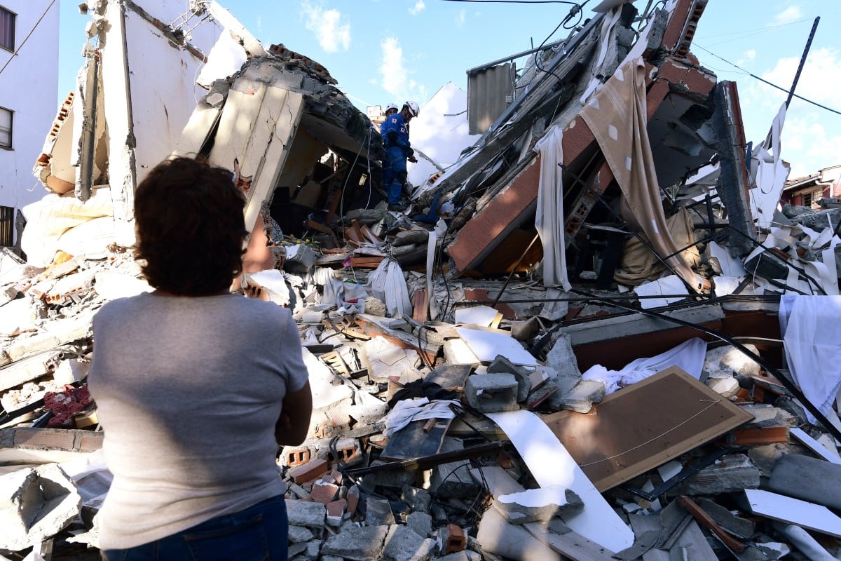 Ahora toca acompañar al vecino en sus esfuerzos por reconstruir el país y apoyarlo para superar esta tragedia. (Jaime SALDARRIAGA / AFP)