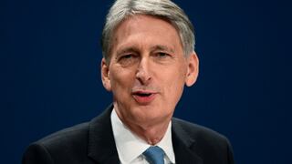 Ministro de Finanzas británico ataca a partidarios del Brexit duro, promete proteger la economía