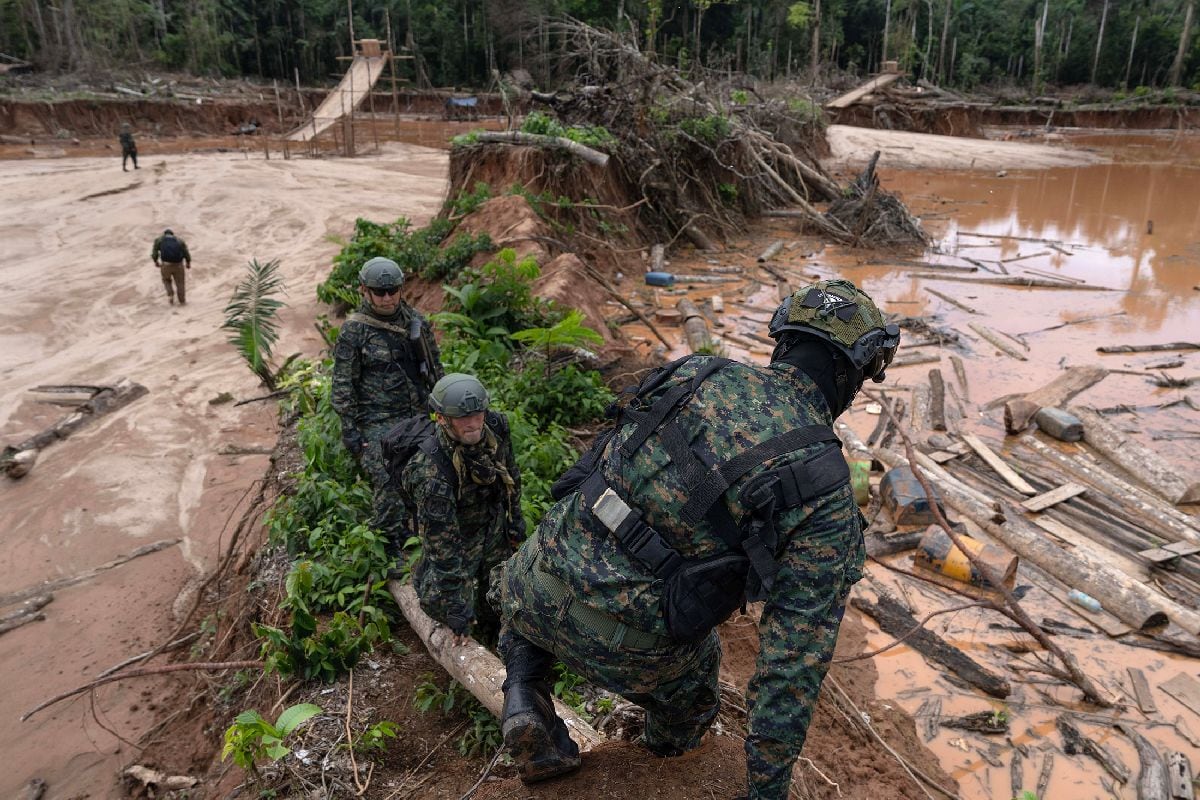 Miembros de la Marina peruana desmantelan un campamento minero ilegal en la selva.