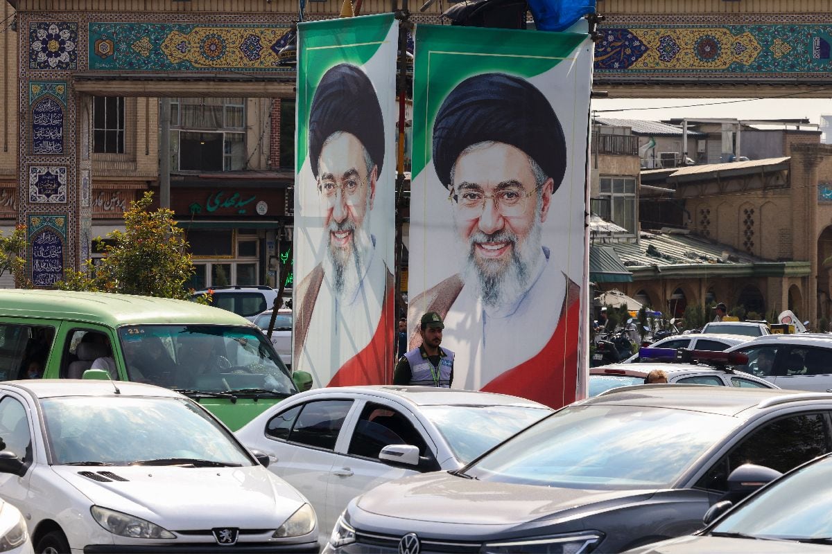 Retratos del líder supremo de Irán, Mojtaba Jamenei, en Teherán. Fotógrafo: Atta Kenare/AFP/Getty Images