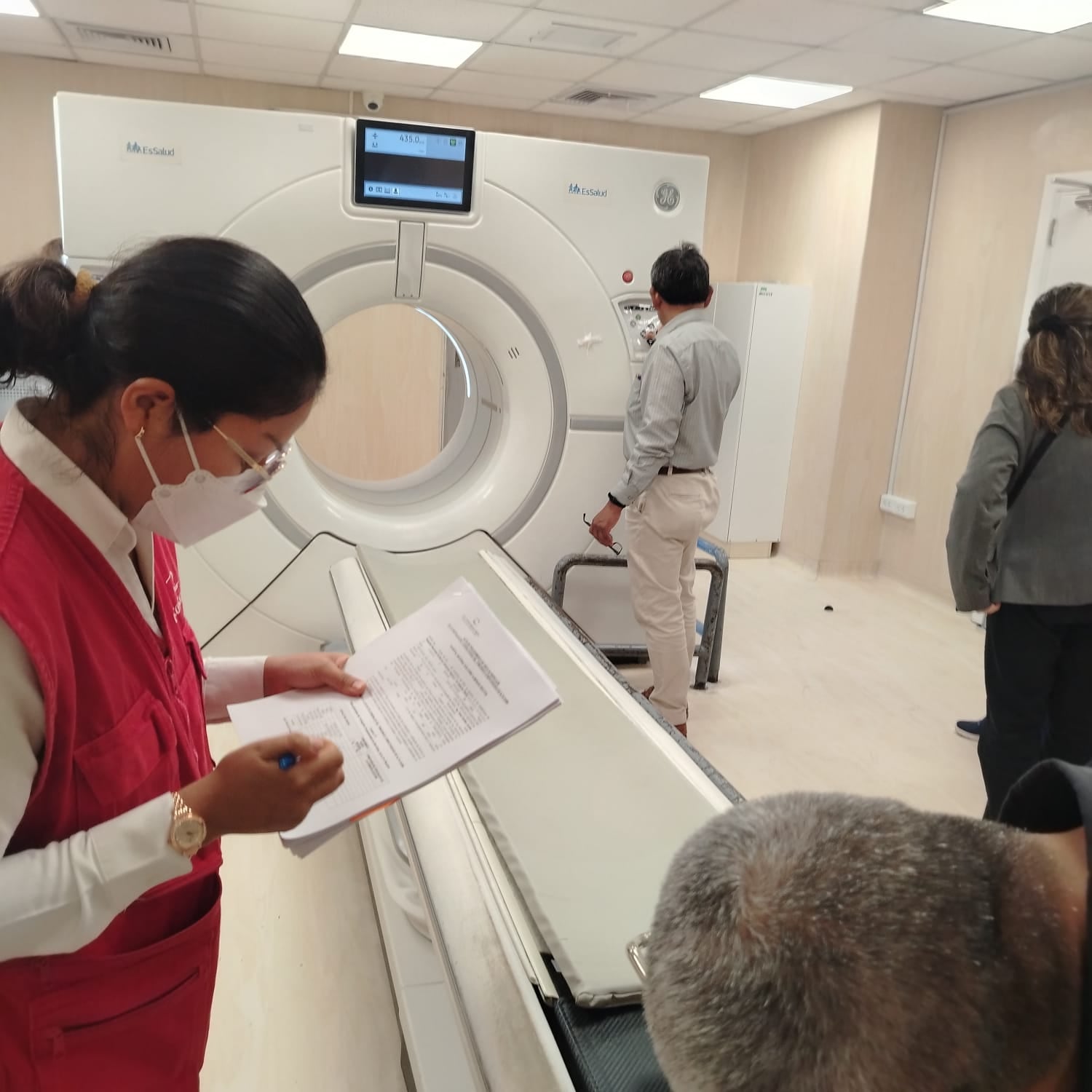 El uso de los tomógrafos que incumplieron las especificaciones técnicas expuso innecesariamente la salud de los pacientes y personal asistencial de ambos nosocomios por los riesgos derivados de la radiación. Foto: Contraloría