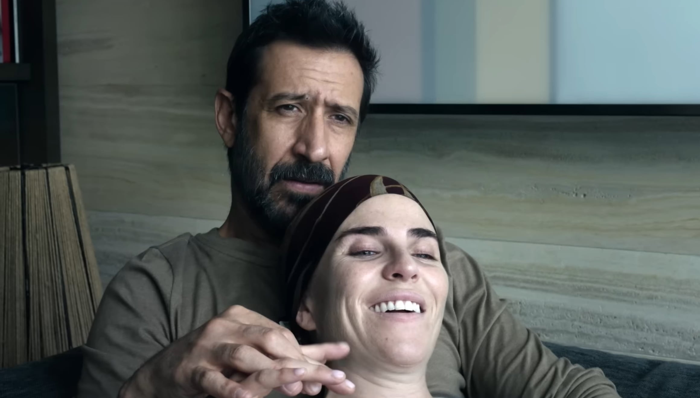 José María Yazpik como Alex y Karla Souza como Sara Alcalá en una escena de la serie mexicana "Futuro desierto" (Foto: Netflix)