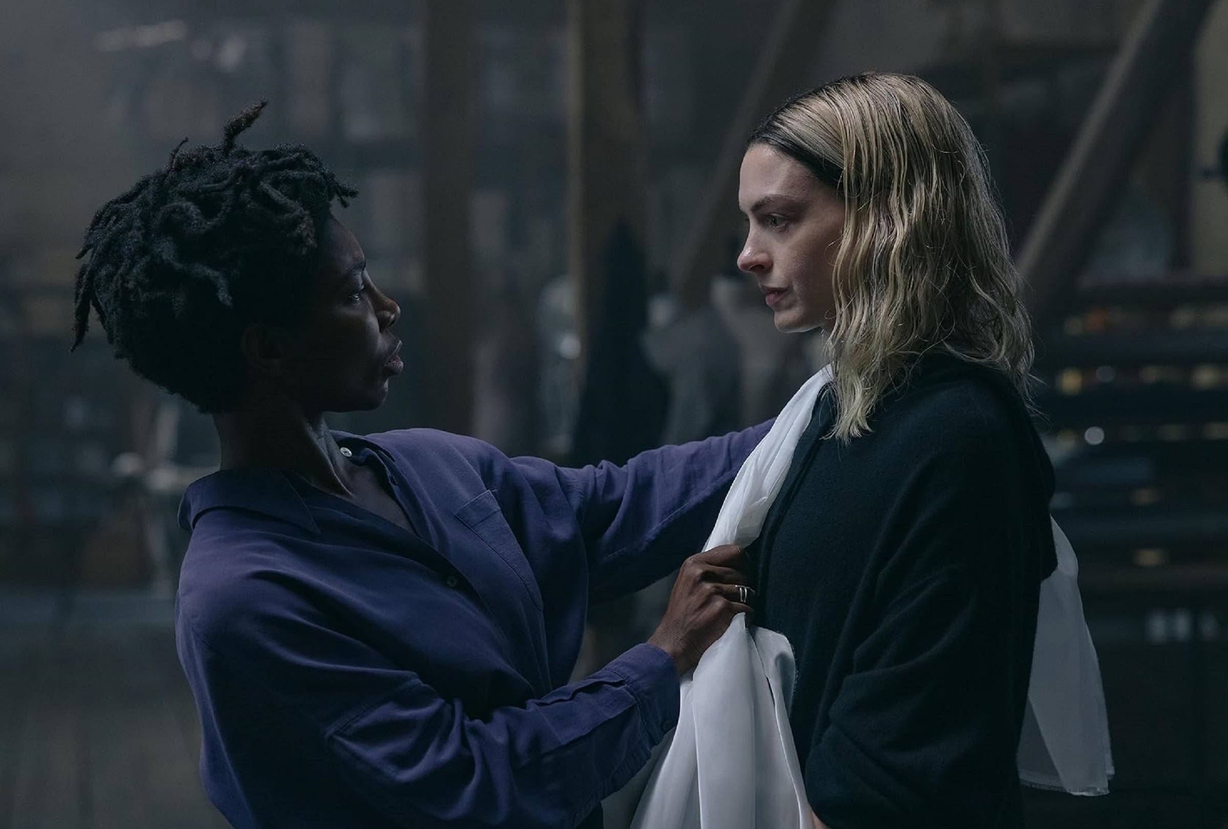 Michaela Coel interpreta a Sam Anselm y Anne Hathaway interpreta a Mother Mary en el drama musical de suspenso psicológico "Mother Mary" (Foto: A24)