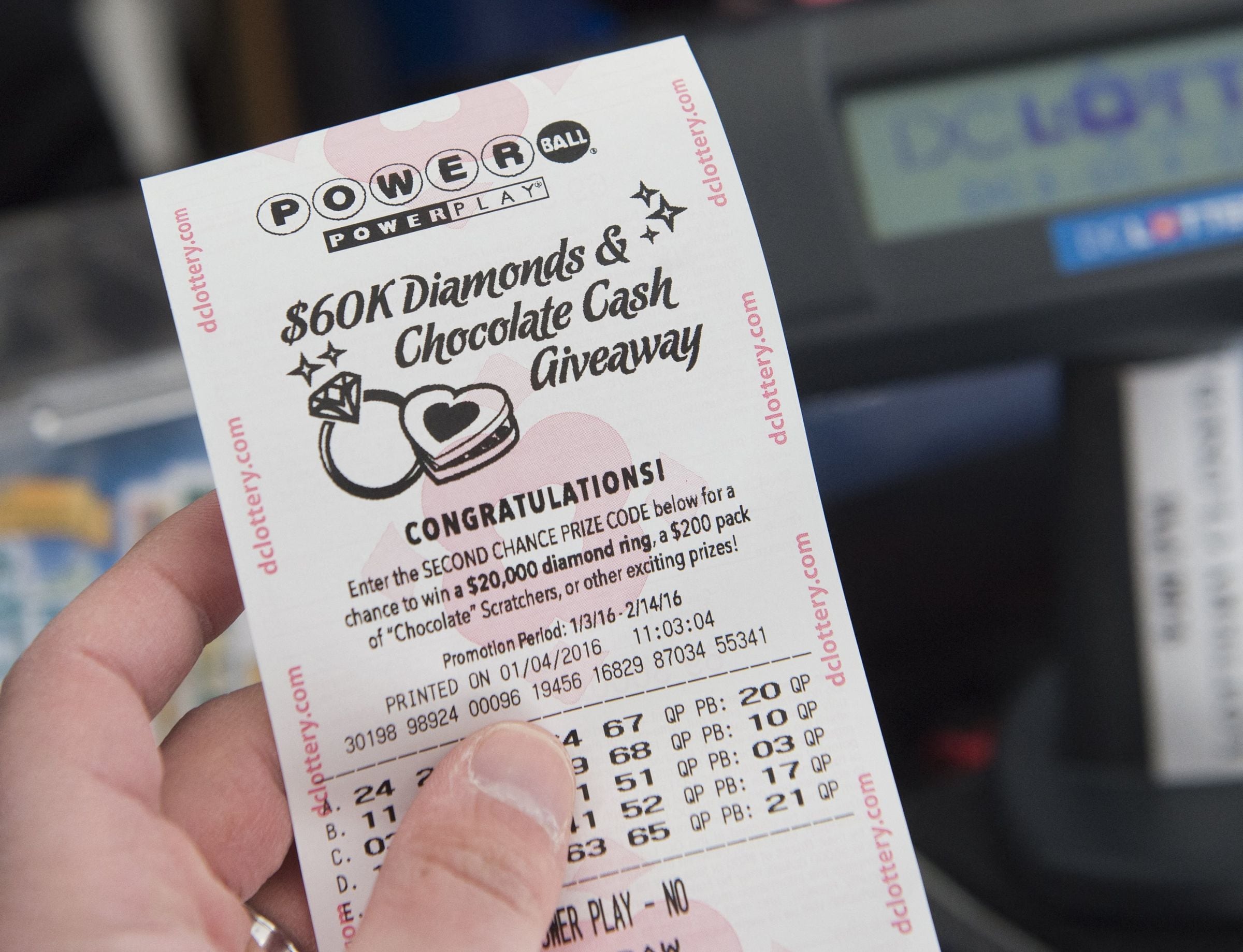 Los plazos límite para la venta de boletos del Powerball varían según la jurisdicción. (Foto: SAUL LOEB / AFP)