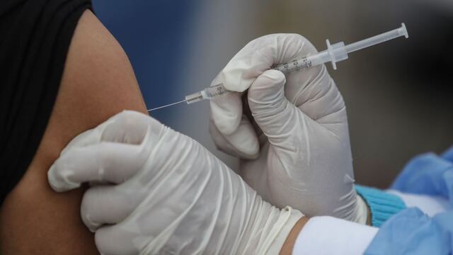 Vacunatón de hoy está dirigido a los adultos mayores de 45 años: en qué lugares se desarrolla