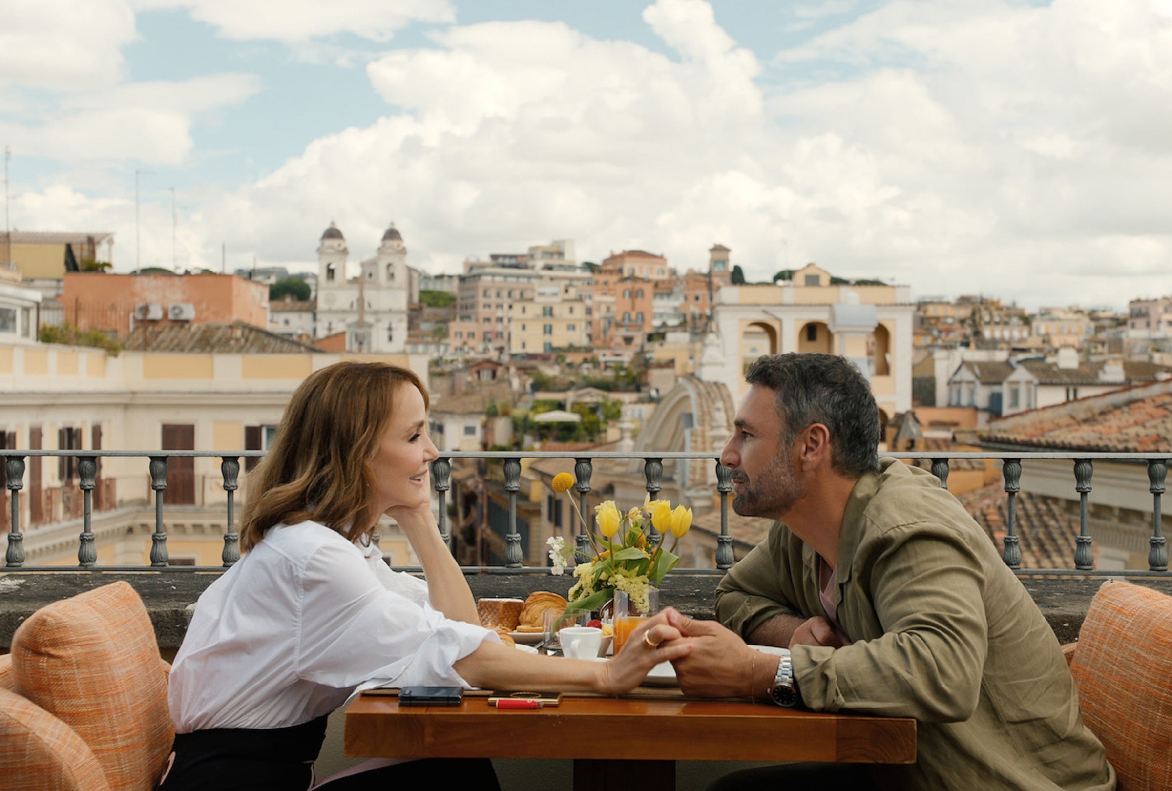 Sylvie (Philippine Leroy-Beaulieu) y su novio en Roma en la quinta temporada de "Emily in Paris" (Foto: Netflix)