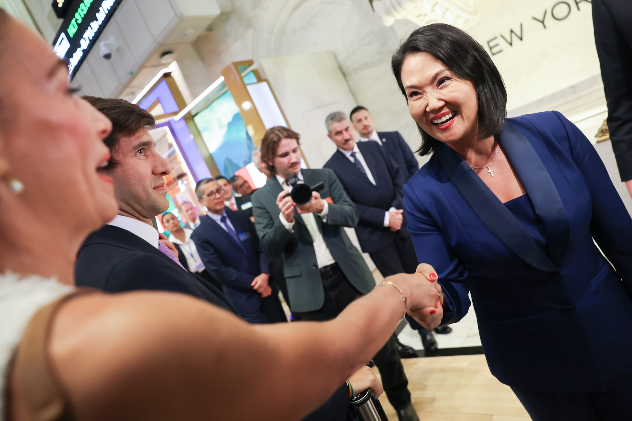 Fujimori fue recibida por la presidenta de la bolsa neoyorquina, Lynn Martin, con quien sostuvo un encuentro junto a otros directivos. (Foto: Presidencia)
