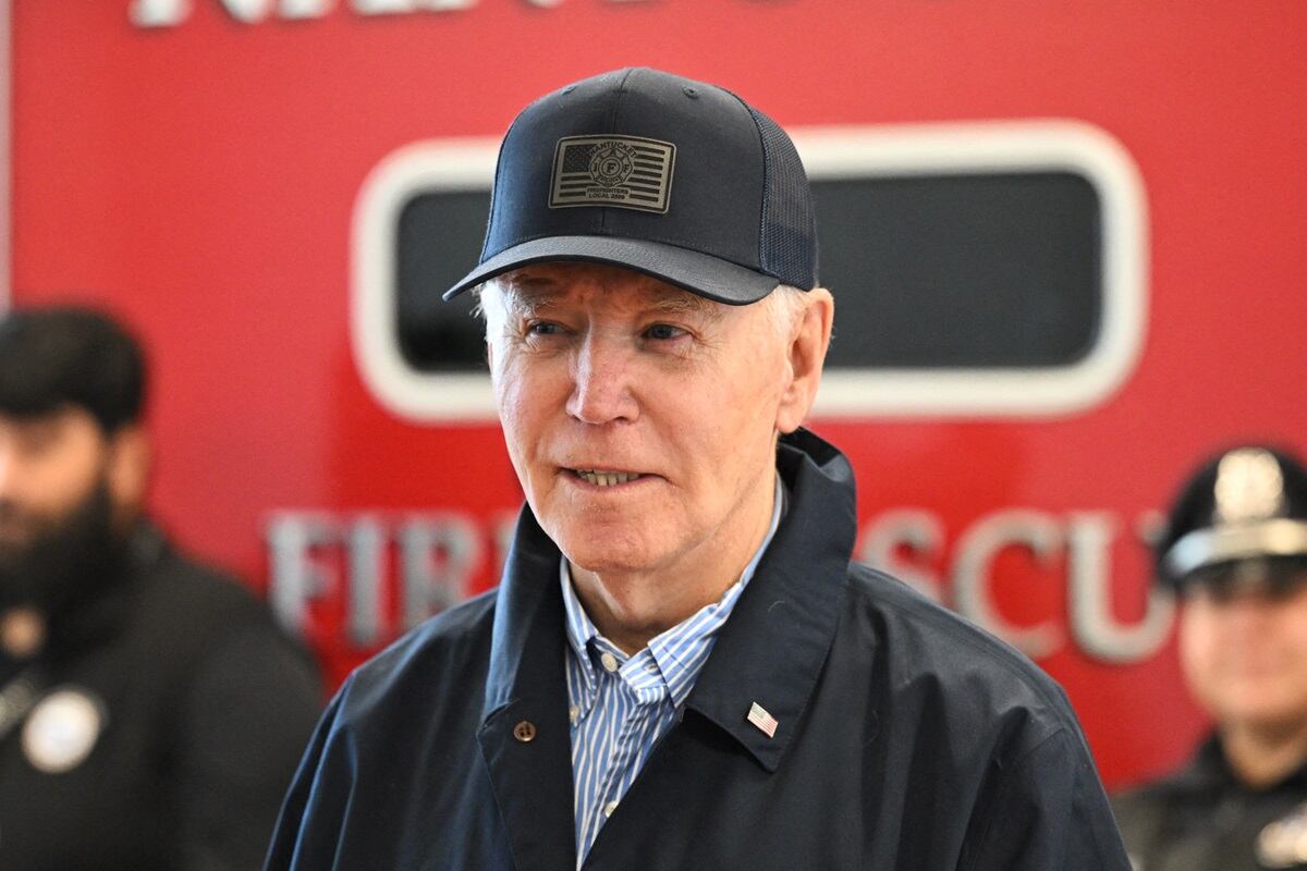 El presidente de Estados Unidos, Joe Biden, habla con los periodistas mientras visita el Departamento de Bomberos de Nantucket en Nantucket, Massachusetts, el 28 de noviembre de 2024. (Foto de Mandel NGAN / AFP)