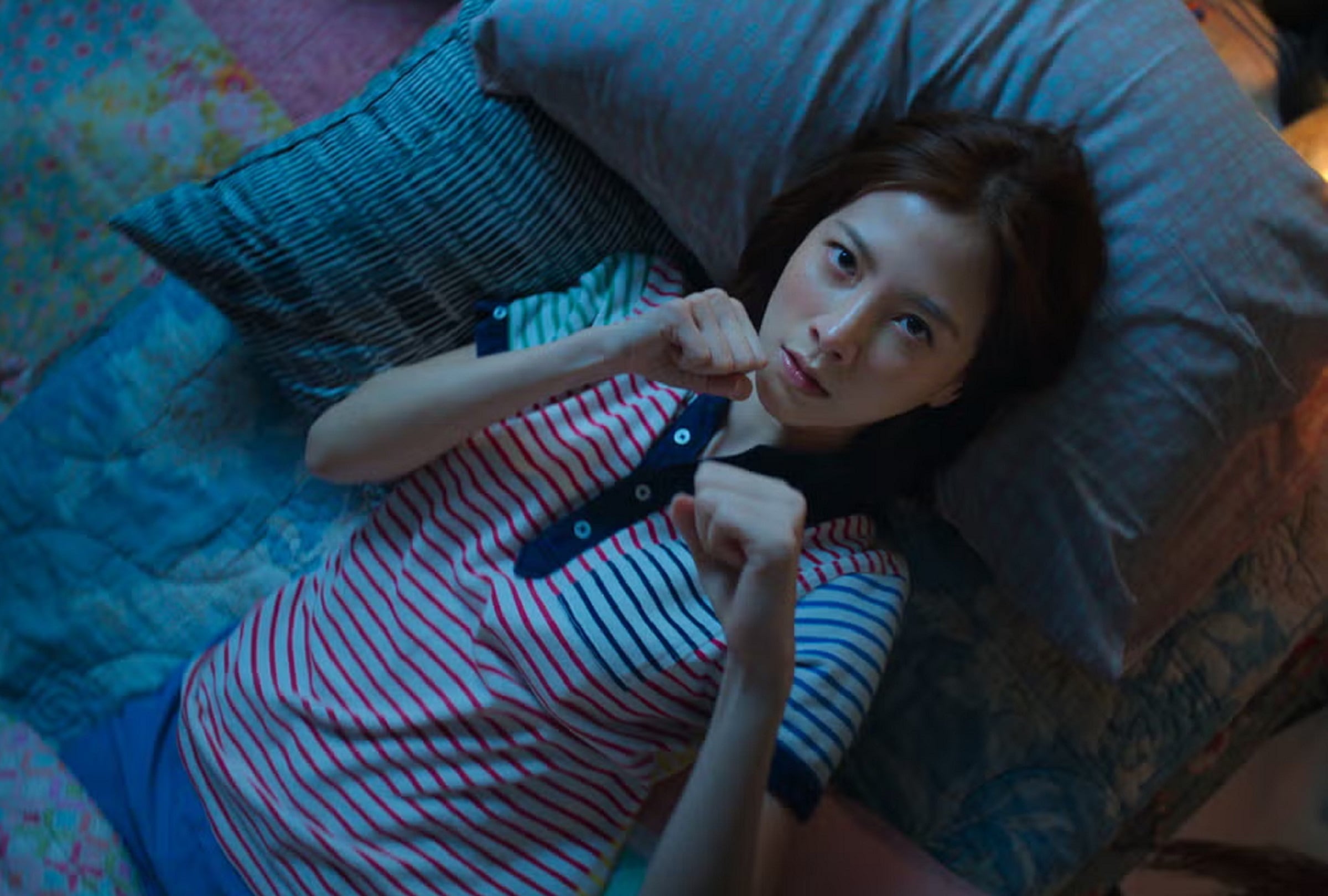 Pimchanok Luevisadpaibul da vida a Lhan, una joven con un tipo de sangre extremadamente raro que es perseguida por un antiguo enemigo, en la película tailandesa "Sangre asesina" (Foto: Netflix)