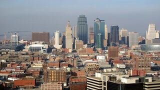 Kansas City acoge a inmigrantes de NY ante escasez de mano de obra