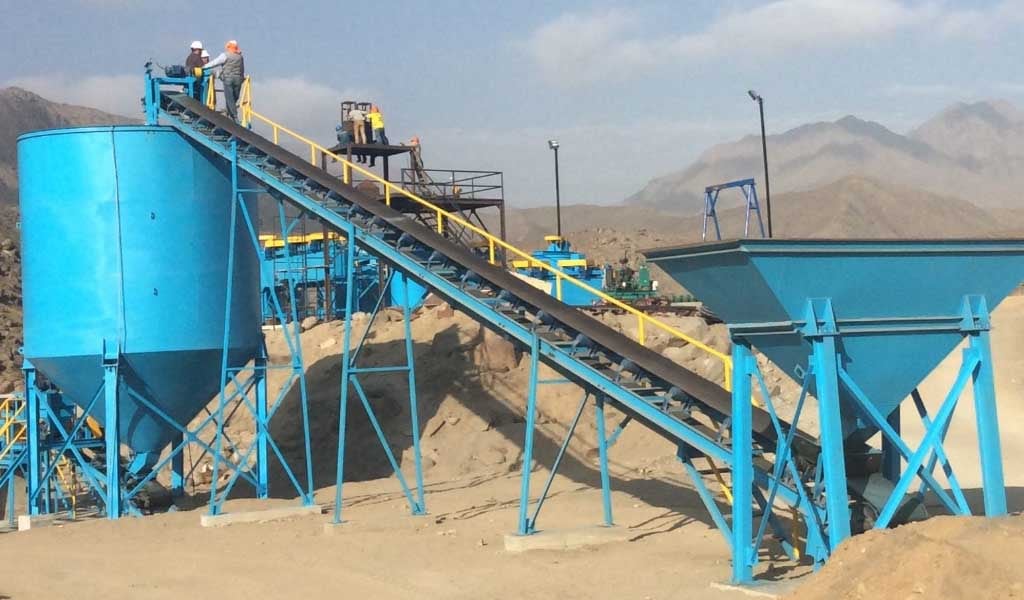 La planta Águila Norte es una instalación de procesamiento de minerales polimetálicos que brinda servicios a productores de mediana y pequeña escala, principalmente en el norte del país.