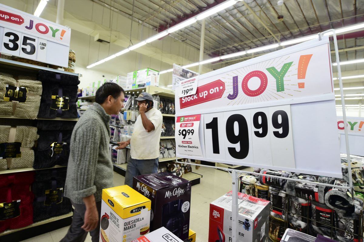 Los compradores recorren los pasillos de una tienda Big Lots en Alhambra, California, el 22 de noviembre de 2018 (Foto: Frederic J. Brown / AFP)