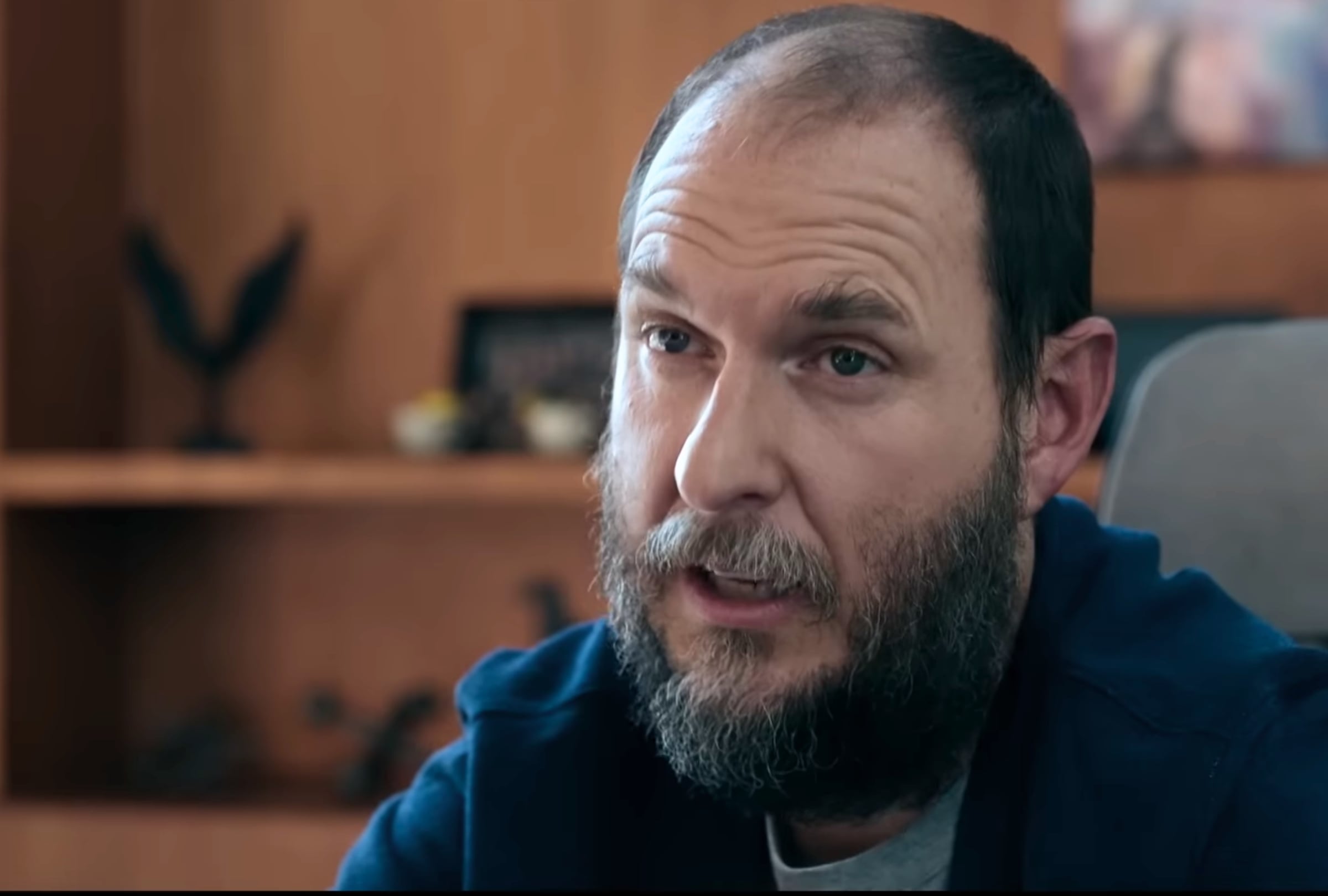 Andrés Parra como Frank en una escena de la serie mexicana "Futuro desierto" (Foto: Netflix)