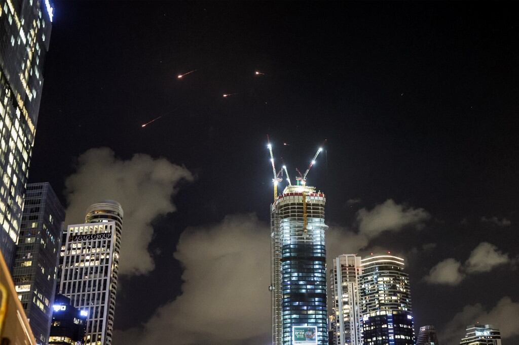 Esta imagen muestra proyectiles interceptados por Israel sobre Tel Aviv el 1 de octubre de 2024. (Foto de Jack GUEZ / AFP)