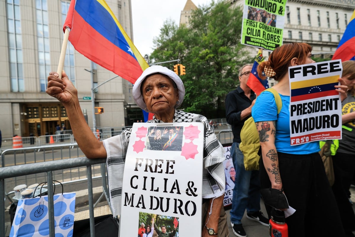 Manifestantes portan pancartas en apoyo al derrocado presidente venezolano Nicolás Maduro y su esposa Cilia Flores, frente al Tribunal Federal Daniel Patrick Moynihan en la ciudad de Nueva York, el 22 de julio de 2026. (Foto de TIMOTHY A. CLARY / AFP)