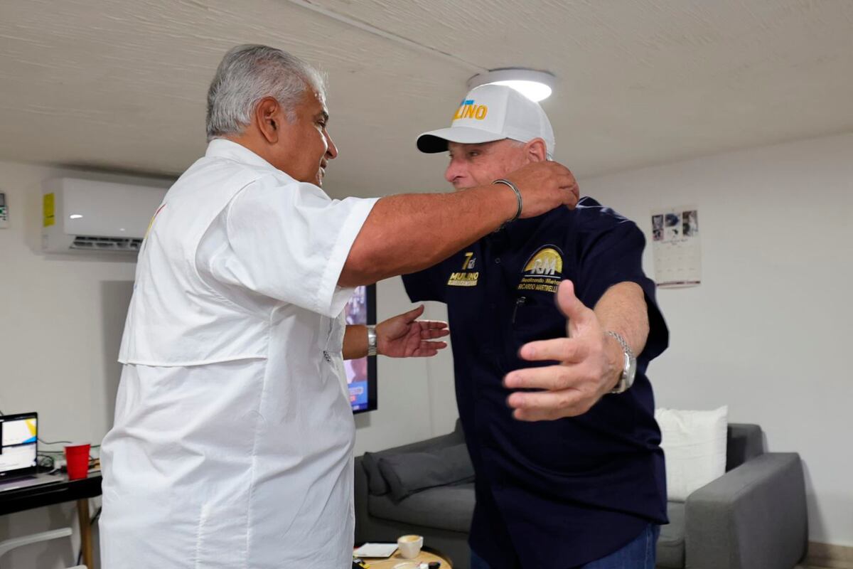 El candidato presidencial José Raúl Mulino (I) saludando al expresidente de Panamá Ricardo Martinelli (D), quien está asilado en la embajada de Nicaragua en Panamá, el 5 de mayo de 2024, en Ciudad de Panamá. (Foto de Realizando Metas vía EFE)