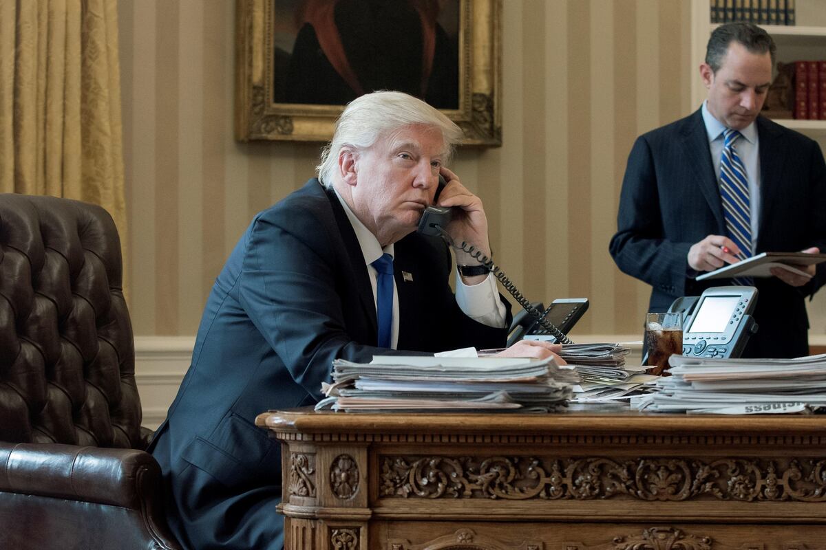 En esa foto del 2017, Donald Trump habla por teléfono desde la Oficina Oval de la Casa Blanca. EFE