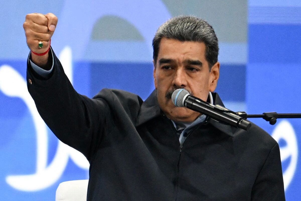 El presidente venezolano, Nicolás Maduro, hace un gesto durante la sesión de clausura del Foro Parlamentario Global Antifascista, en Caracas, el 5 de noviembre de 2024. (Foto de Juan BARRETO / AFP)