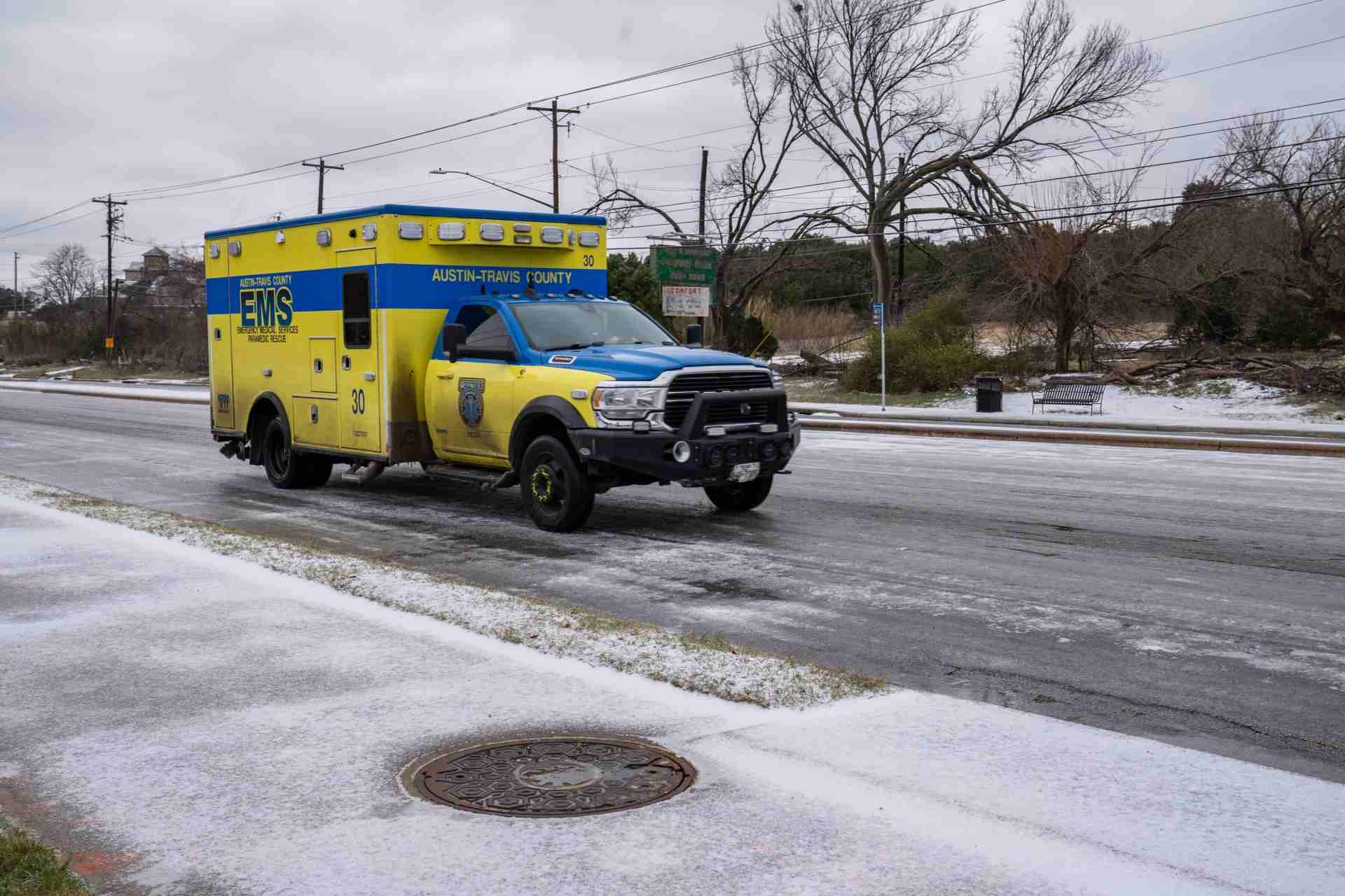 Un vehículo de emergencias médicas de Austin circula por Riverside Drive durante una tormenta invernal en Austin el domingo 25 de enero de 2026. (Mikala Compton/Austin American-Statesman vía AP)