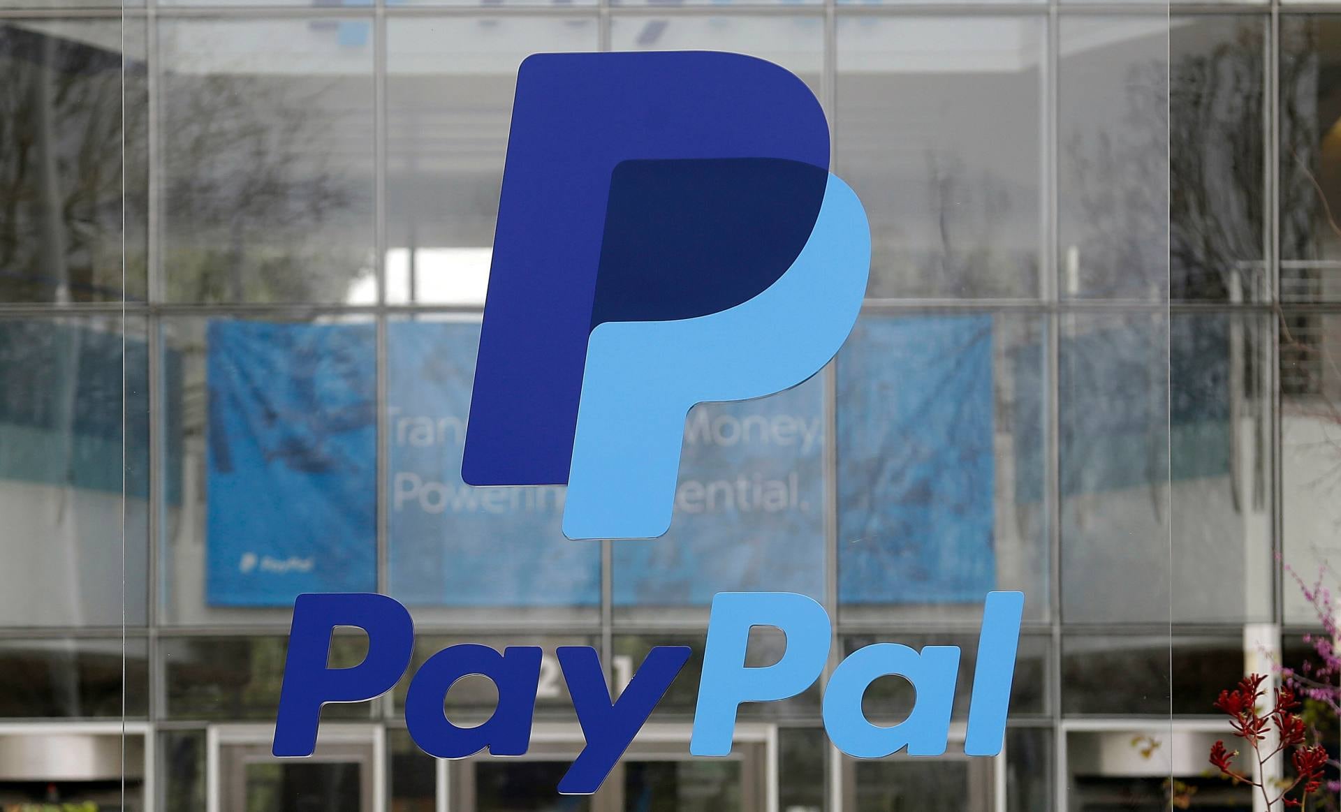 El logo de PayPal frente a la sede de su empresa, el 10 de marzo de 2015, en San José, California. (Foto AP/Jeff Chiu, Archivo)