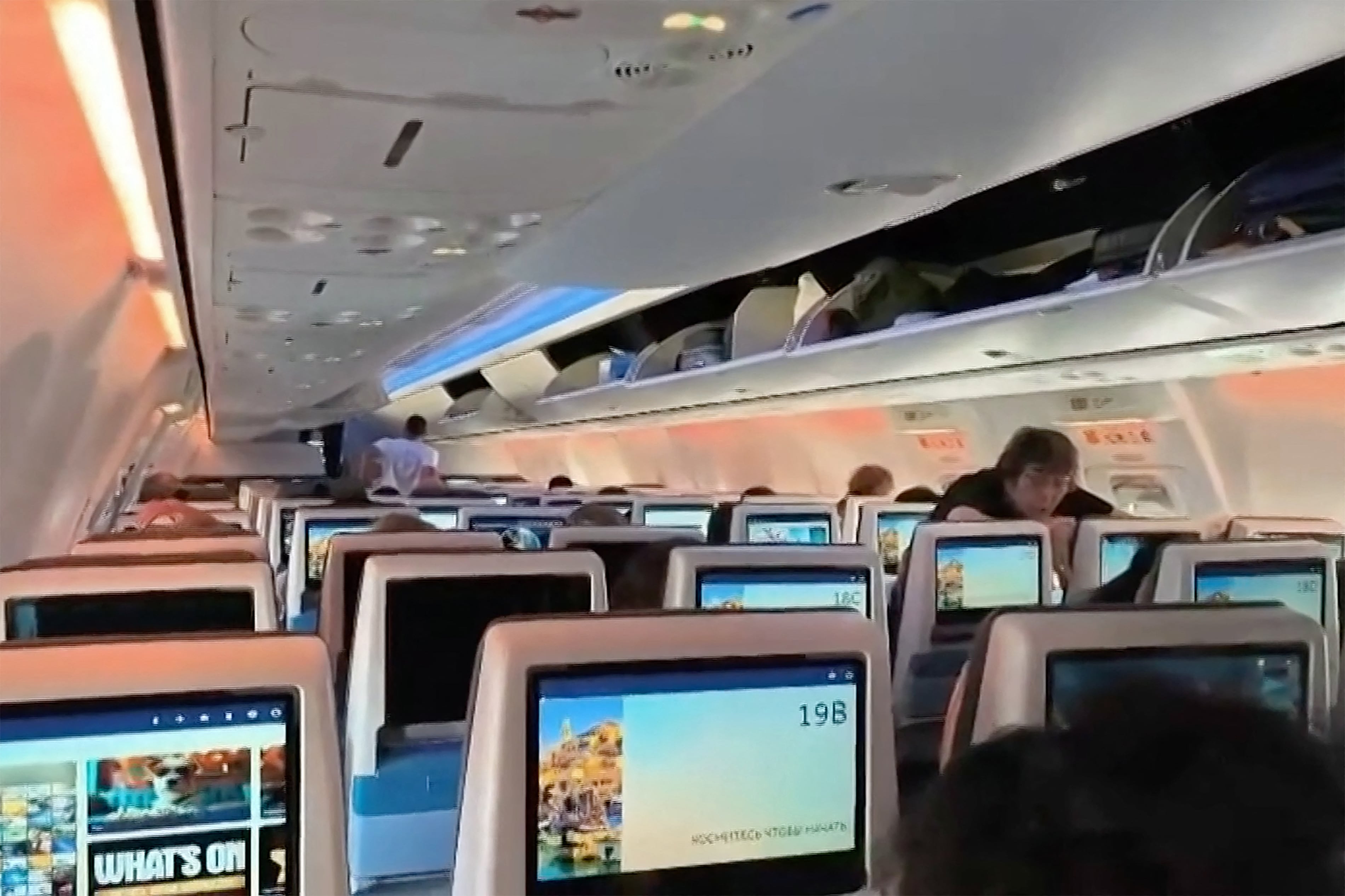 Esta captura de pantalla, tomada de un video distribuido por AFPTV el 30 de septiembre de 2026, muestra a los pasajeros dentro del vuelo FZ 1073 de Flydubai. (Foto: AFPTV / AFP).