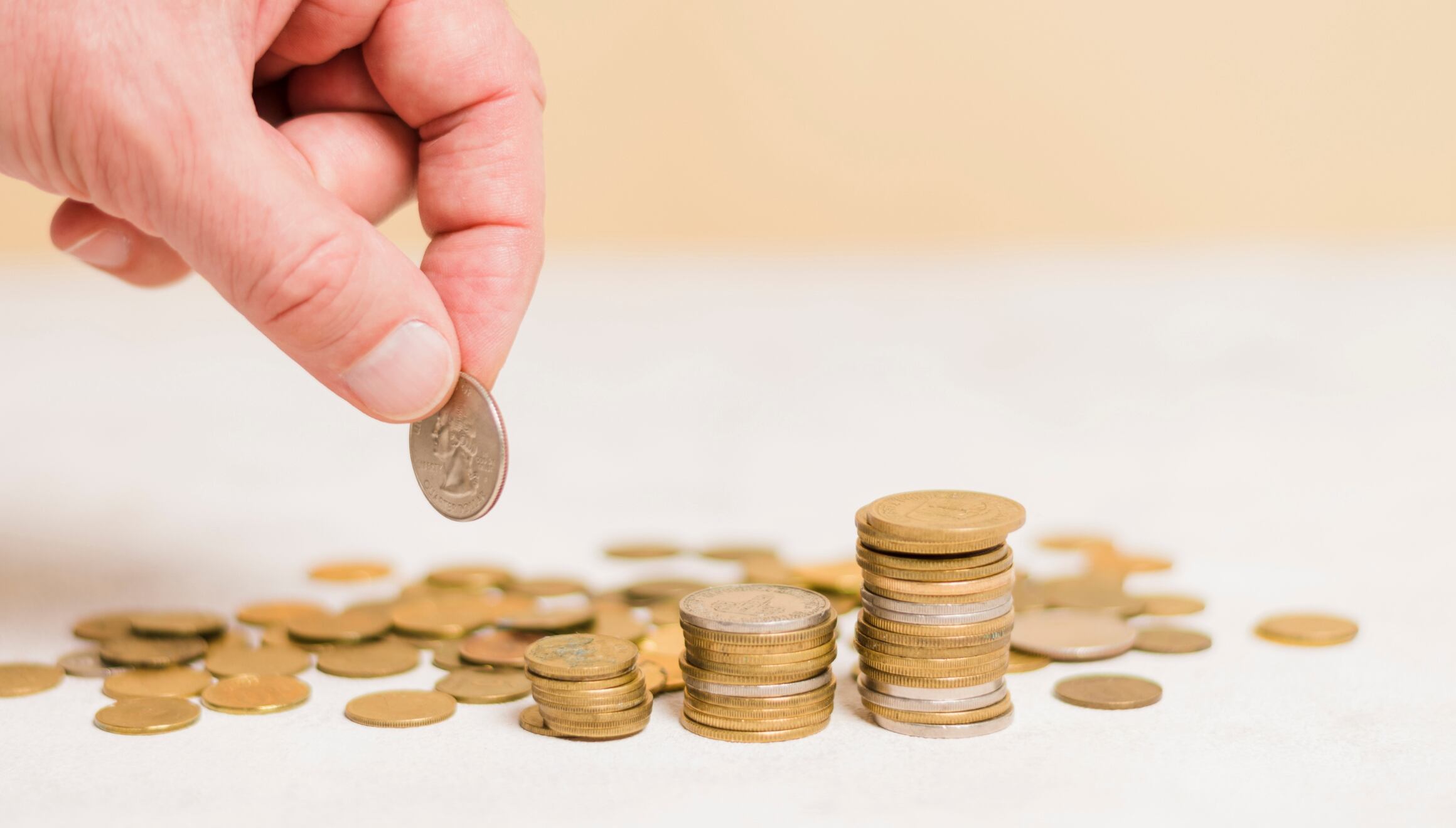 Aunque tengan un valor nominal bajo, hay algunas monedas que, por ciertas características, llegan a valer hasta miles o millones de dólares en el mercado numismático (Foto: Freepik)