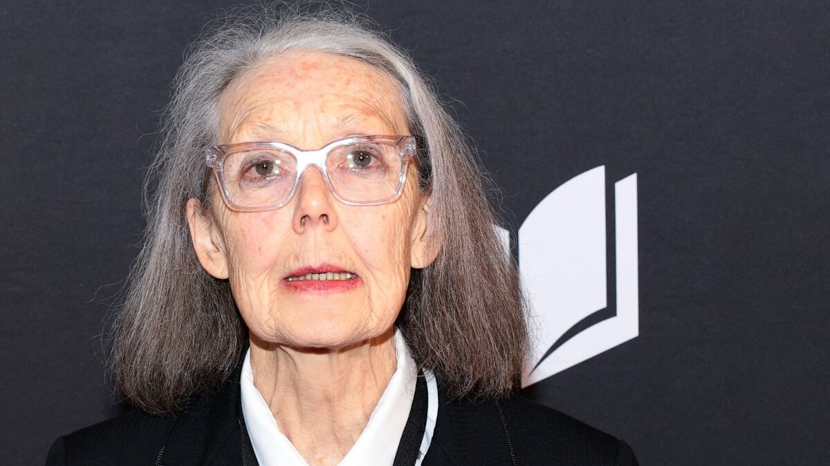 Nobel de Literatura premia la obra “atrevida” de la poetisa canadiense Anne Carson
