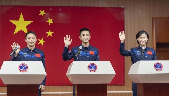 En esta imagen, distribuida por la agencia noticiosa Xinhua, los astronautas chinos (de izquierda a derecha) Cai Xuzhe, Chen Dong y Liu Yang, saludan durante una conferencia previa al lanzamiento de la misión Shenzhou-14, en el centro de lanzamiento satelital de Jiuquan, en el noroeste de China. (Cai Yang / Associated Press)