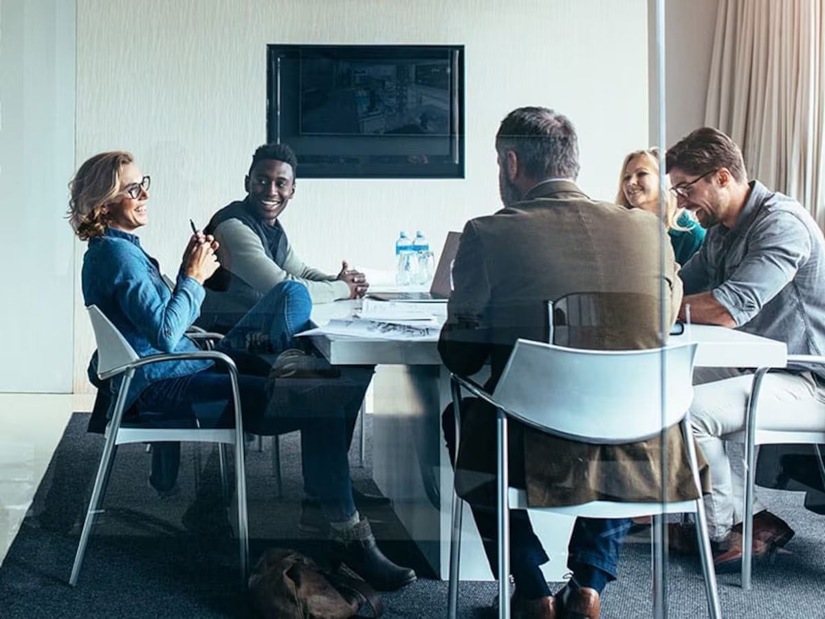 Para eso hemos inventado buenos mecanismos: foros de pares, mentorías, coaching. Su fuerza está en la distancia –gente que no está enredada en tu mundo ni te debe nada, y que por eso puede mirarte con ojos limpios y decirte lo que ve–. (Foto: Difusión)