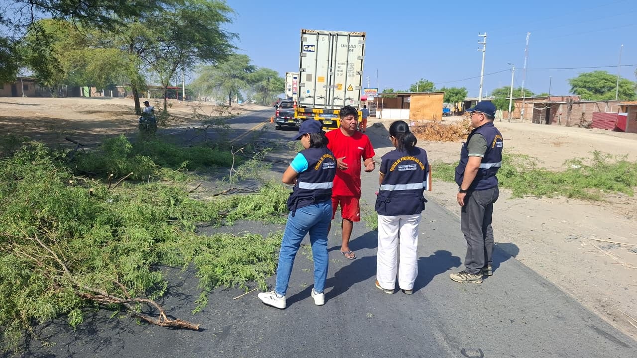 Fiscales supervisaron bloqueos por paro agrario. Tras levantarse el bloqueo de la carretera en Piura, manifestantes arrojaron piedras y volvieron a tomar la vía. Foto: difusión