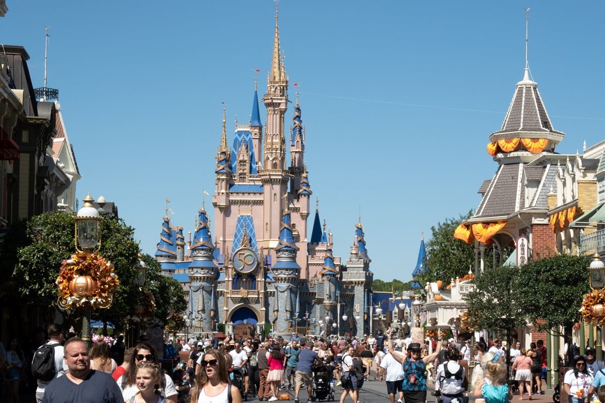 Visitantes caminan por Main Street en The Magic Kingdom mientras Walt Disney World reabre después del huracán Ian el 30 de septiembre de 2022 en Orlando, Florida. (Foto de Bryan R. Smith / AFP)
