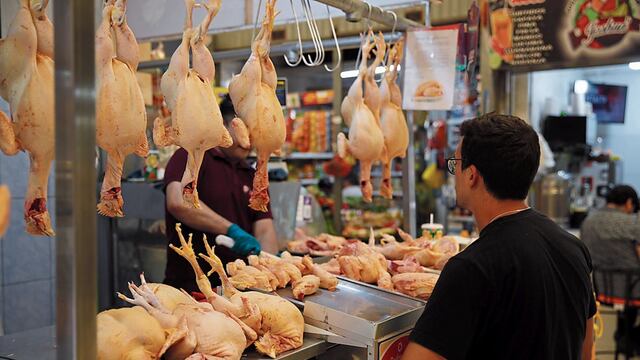 Precios mayoristas del pollo y huevo retroceden ante menor demanda