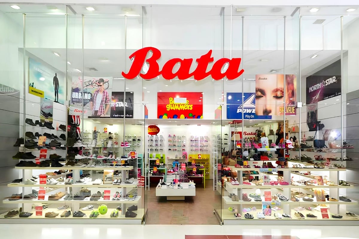 Una clave en la historia: Tomáš Baťa viajó a Estados Unidos en 1905 y fue ahí donde aprendió sobre el sistema de producción en cadena —inspirado en las fábricas tipo Ford— y lo adaptó a su negocio de zapatos.