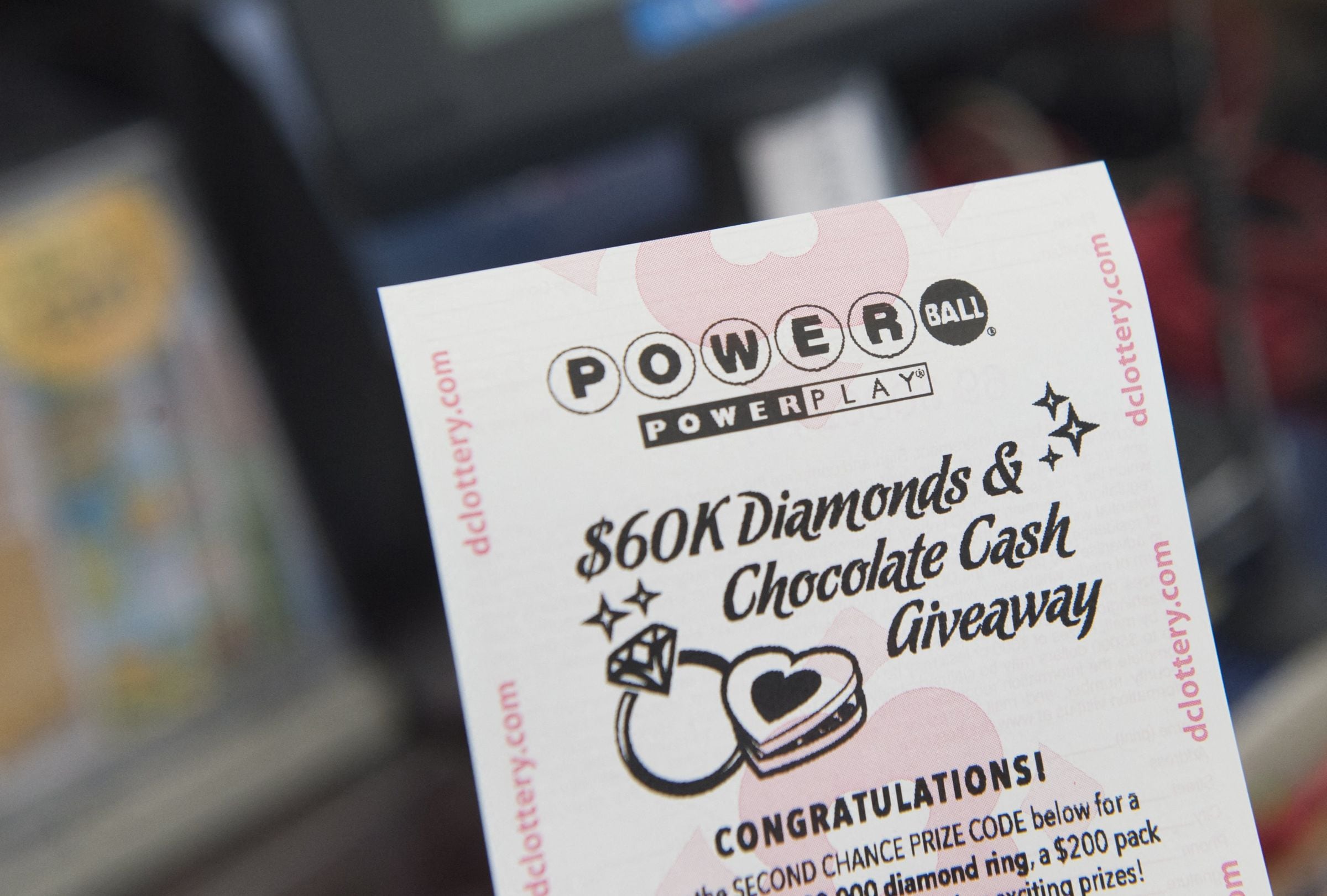 En esta nota conocerás los resultados del sorteo del Powerball del sábado 28 de marzo y descubrir si alguien se quedó con el premio mayor. (Foto: SAUL LOEB / AFP)