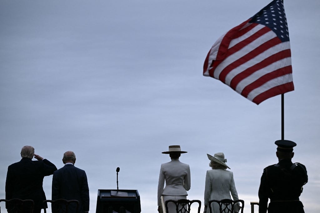El presidente estadounidense Donald Trump saluda junto a la primera dama Melania Trump, el rey Carlos III de Gran Bretaña y la reina Camila durante una ceremonia de llegada en el jardín sur de la Casa Blanca en Washington, D.C., el 28 de abril de 2026. (Foto de Brendan SMIALOWSKI / AFP)