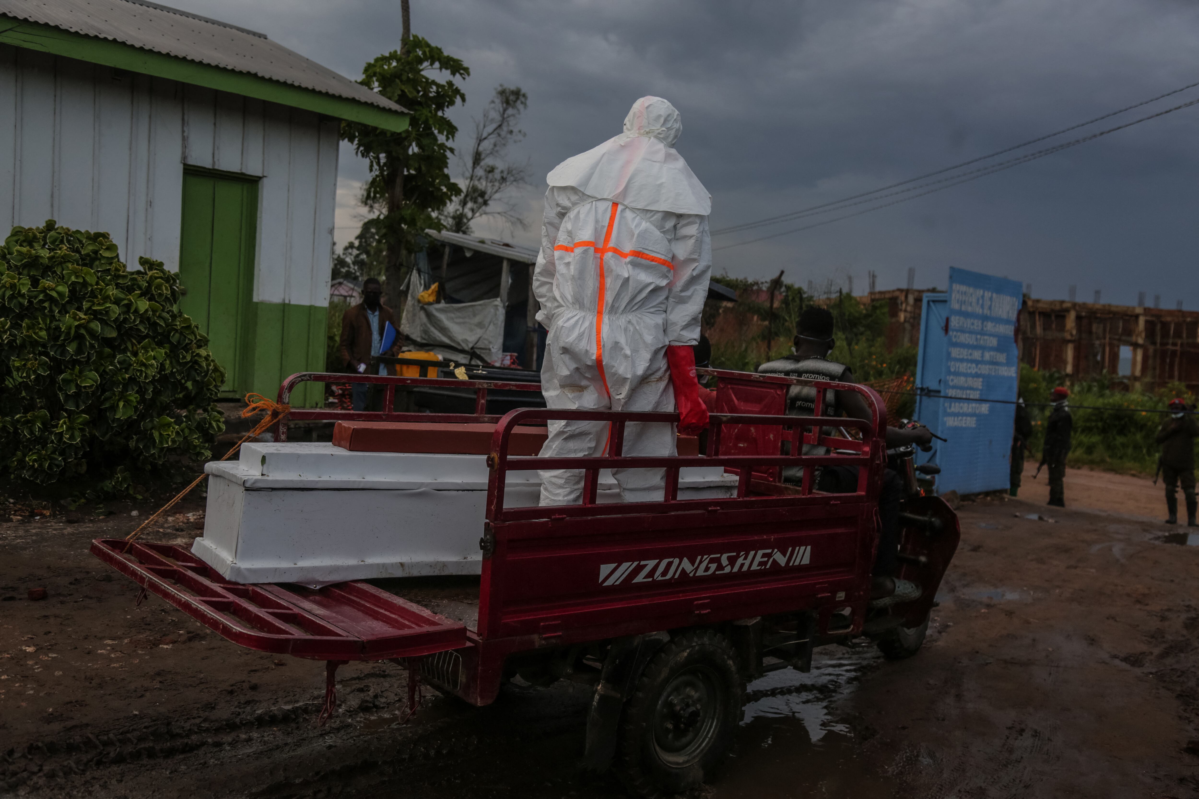 El personal médico traslada el cuerpo de un paciente fallecido en el hospital de Rwampara, en República Democrática del Congo, hacia el cementerio el 21 de mayo de 2026. (Seros MUYISA / AFP).