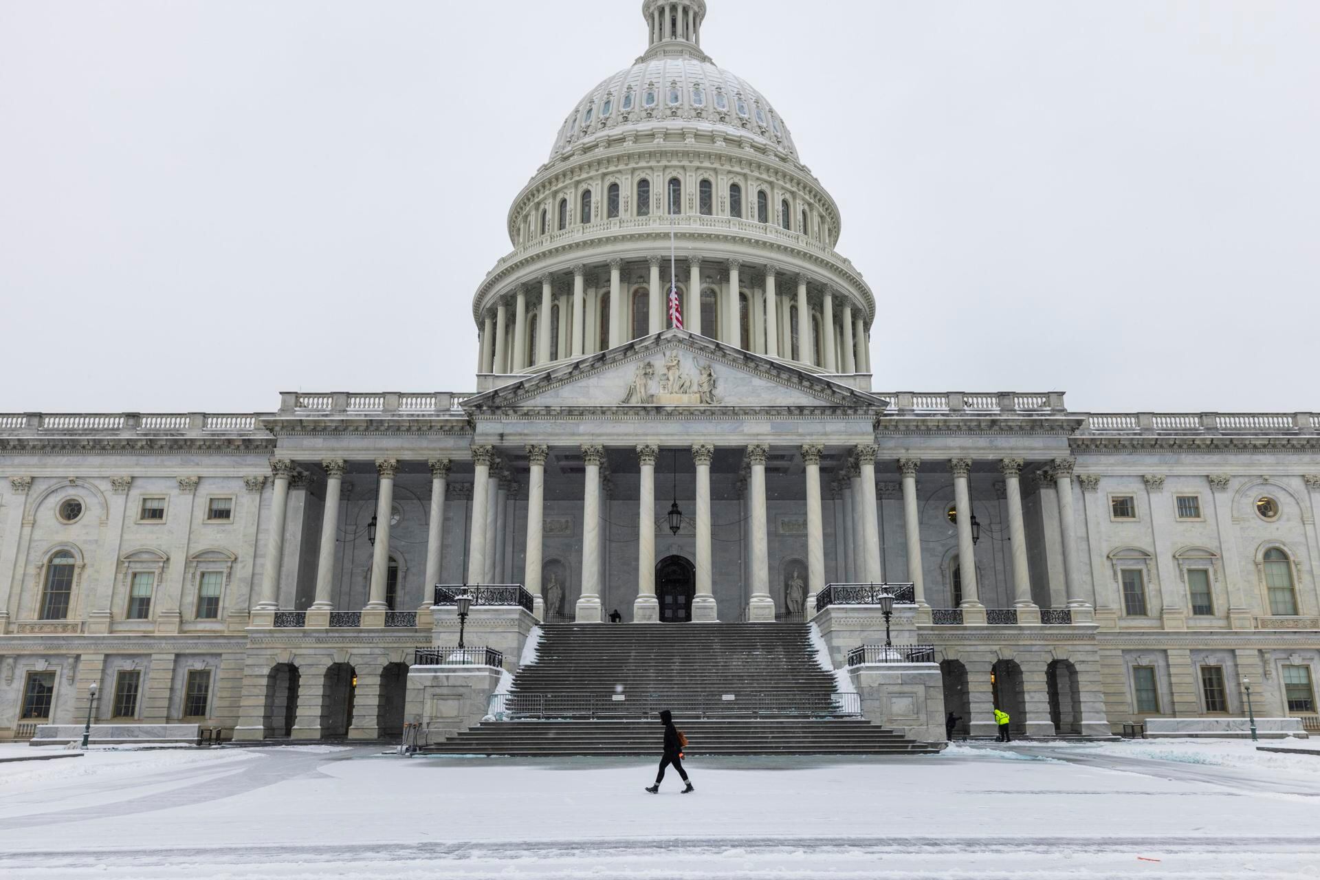 El presupuesto provisional, aprobado horas antes de la fecha límite de la medianoche, amplía la financiación federal hasta setiembre. EFE/EPA/JIM LO SCALZO