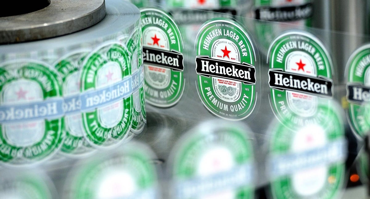 Heineken se vio en aprietos en marzo cuando debió disculparse por la “ambigüedad” de su compromiso de dejar de comercializar sus productos en Rusia tras la invasión a Ucrania. (Foto: AFP)
