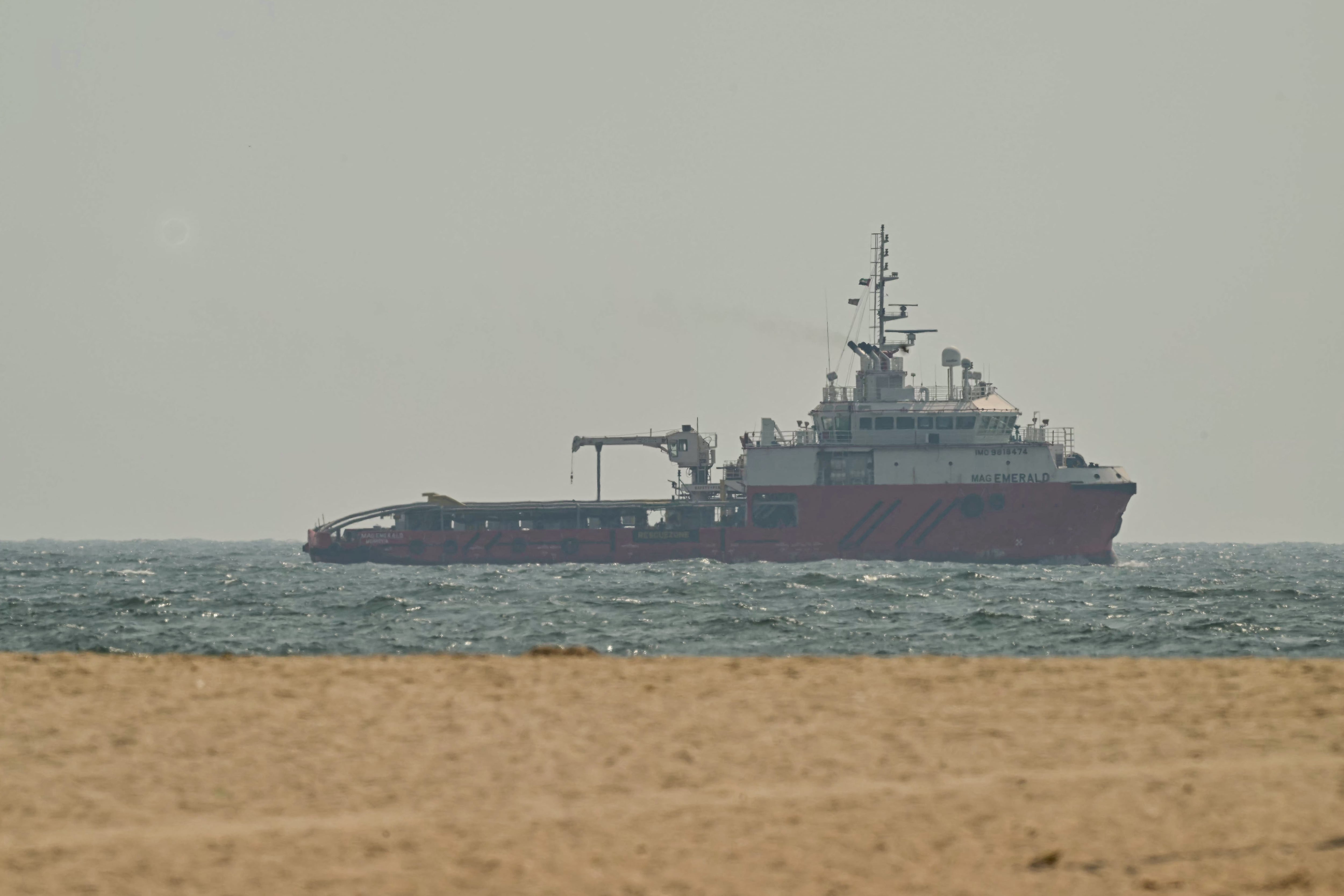 Un barco navega frente a la costa de Ajman el 10 de julio de 2026. El tráfico a través del estrecho de Ormuz ha disminuido drásticamente desde el 8 de julio, tras la nueva escalada entre Estados Unidos e Irán. (Foto de AFP).