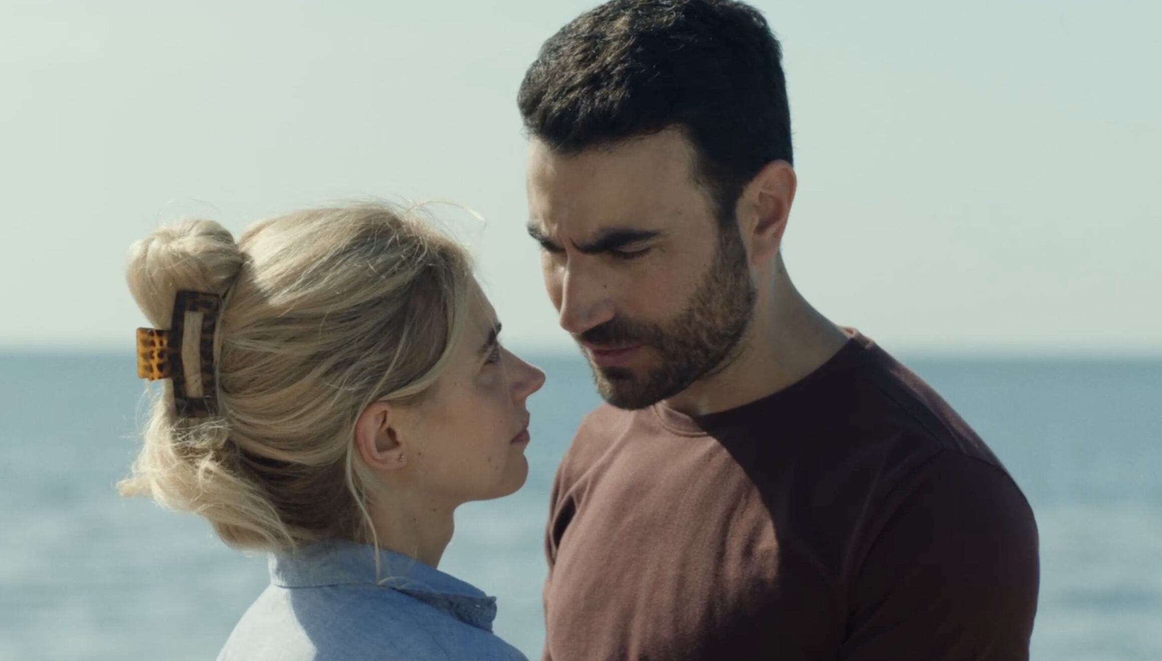 Imogen Poots como Laura y Brett Goldstein interpretando a Simon en la película "All of You" (Foto: Apple TV+)